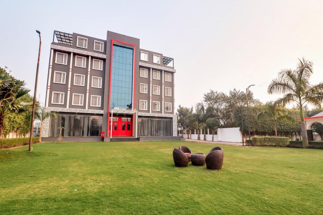 Super Townhouse Jashn Hotel Chinhat Exterior photo