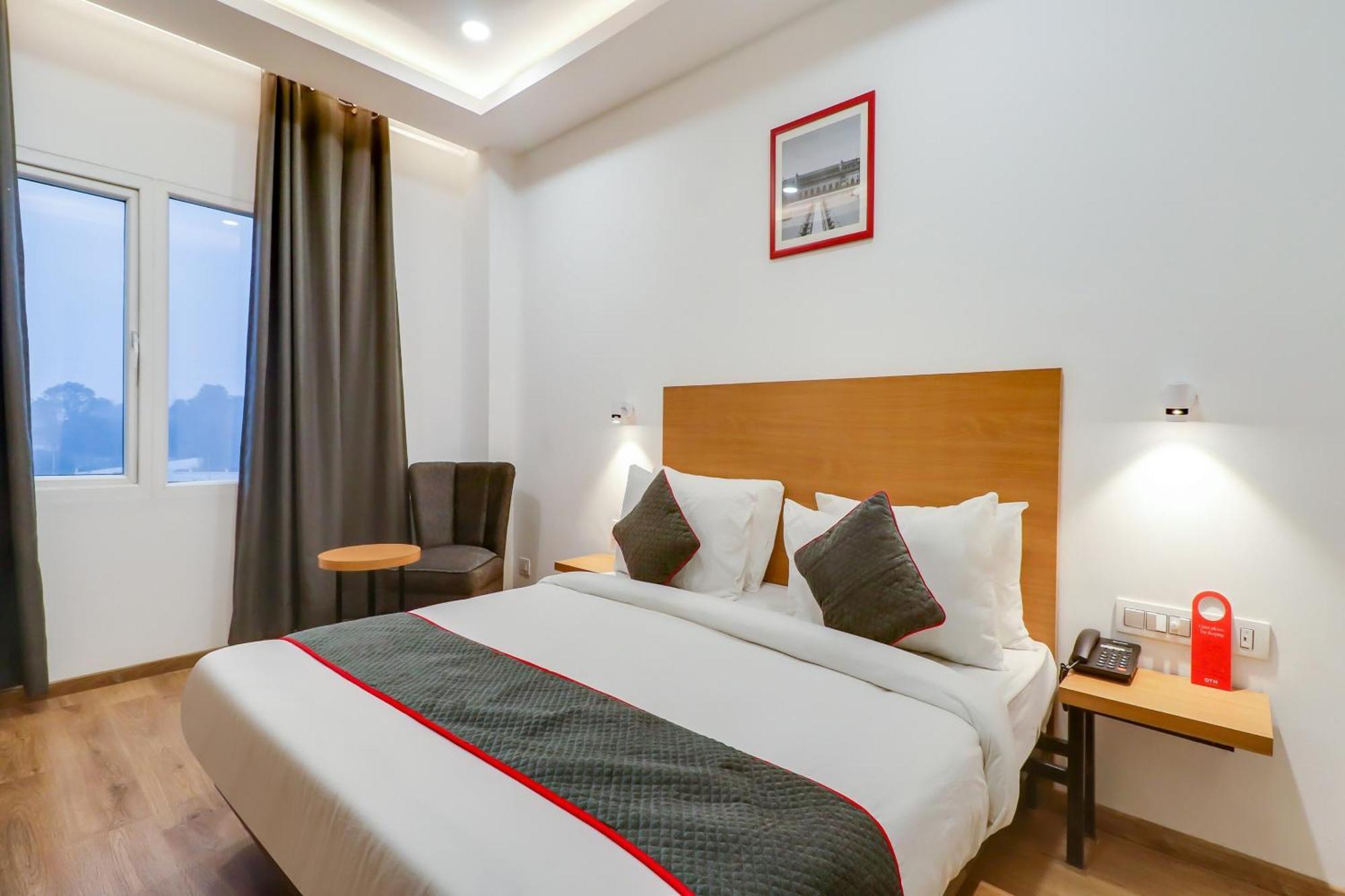 Super Townhouse Jashn Hotel Chinhat Exterior photo