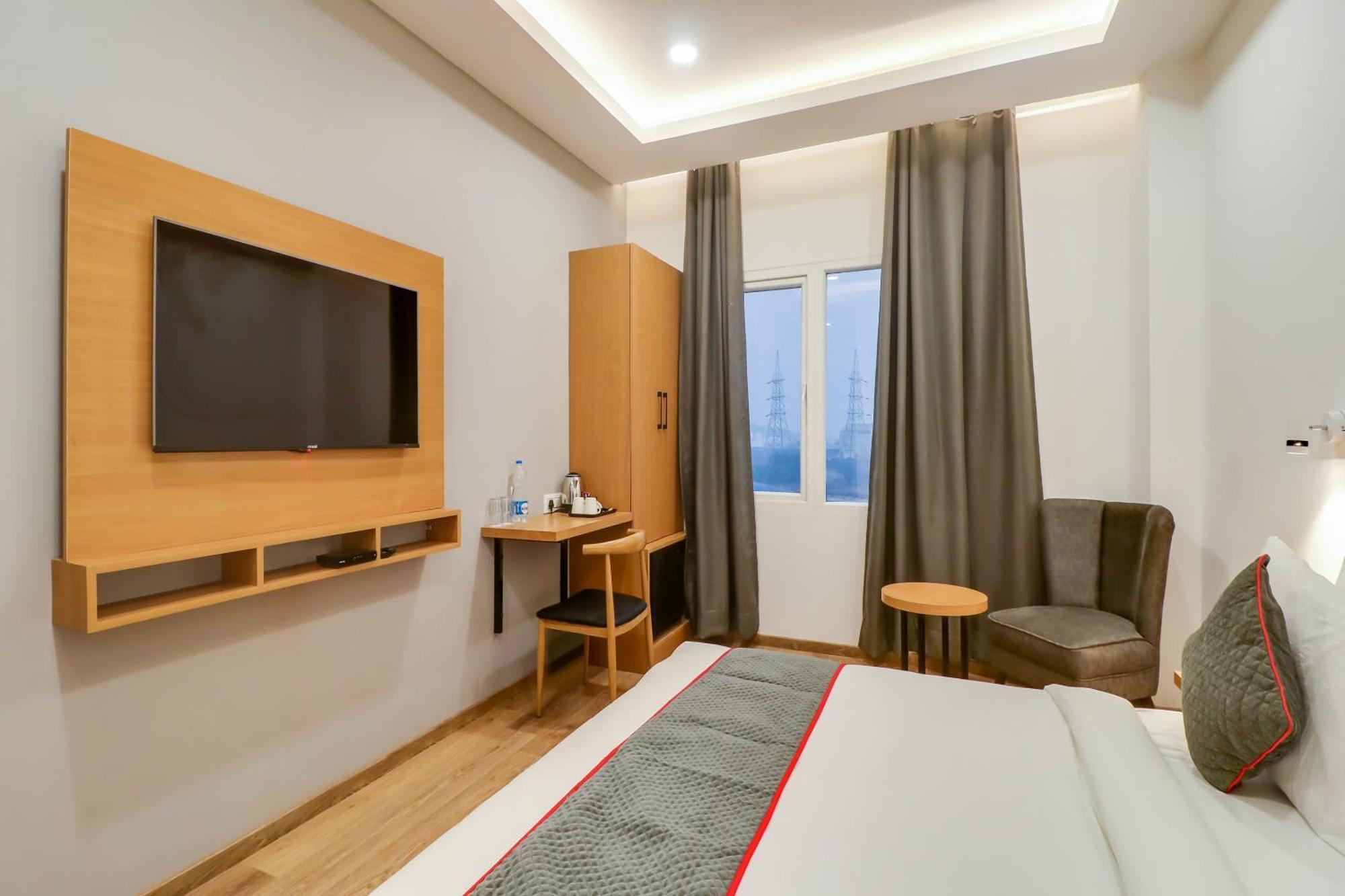 Super Townhouse Jashn Hotel Chinhat Exterior photo