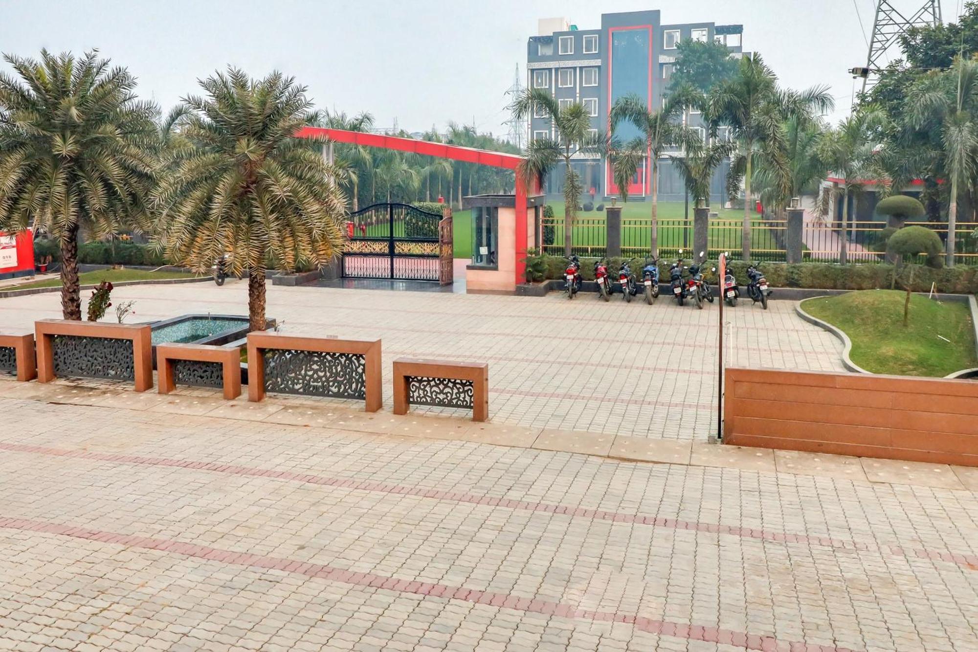 Super Townhouse Jashn Hotel Chinhat Exterior photo
